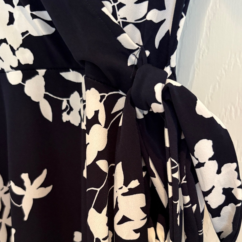 Gilli Navy and White Floral Midi Dress - Picture 3 of 6